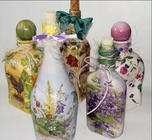 Poteli Decoupage (72 Lluniau): Addurno papur toiled a chregyn wyau gyda'ch dwylo eich hun, dosbarth meistr ar boteli decoupage cyfeintiol i ddynion ar 23 Chwefror, addurno gyda Shebbi-Chic 19088_19