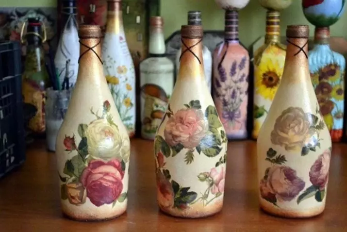 Botellas de decoupage (72 fotos): decoración de papel hixiénico e cunchas de ovo coas súas propias mans, clase mestra sobre botellas de decoupage volumétricas para homes o 23 de febreiro, decoración con shebbi-chic 19088_2