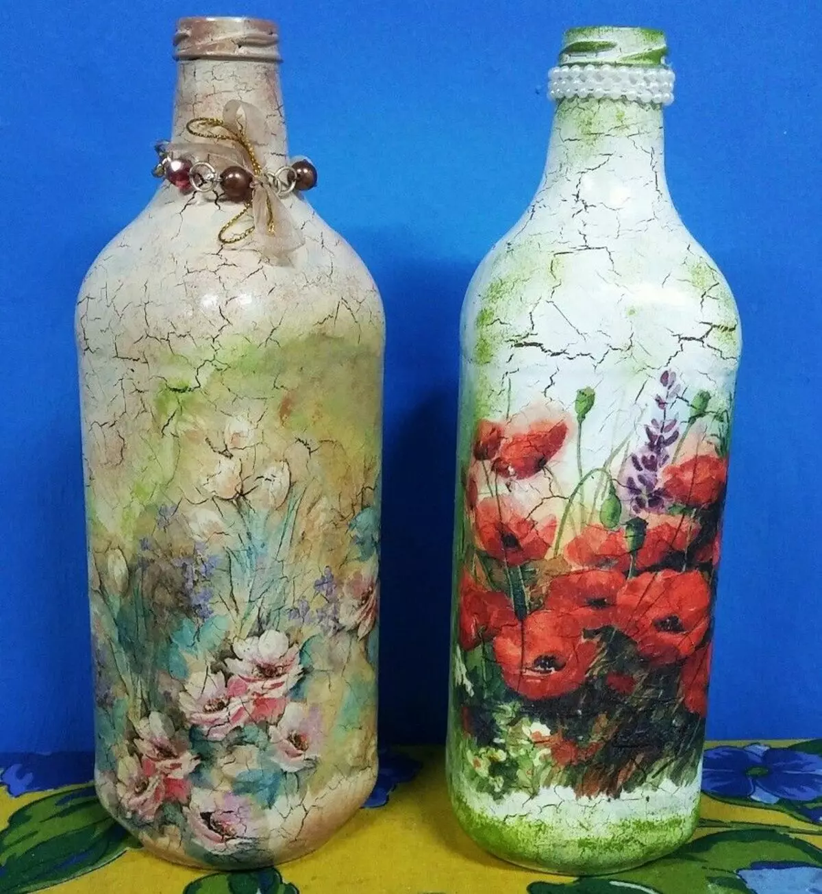 Poteli Decoupage (72 Lluniau): Addurno papur toiled a chregyn wyau gyda'ch dwylo eich hun, dosbarth meistr ar boteli decoupage cyfeintiol i ddynion ar 23 Chwefror, addurno gyda Shebbi-Chic 19088_22