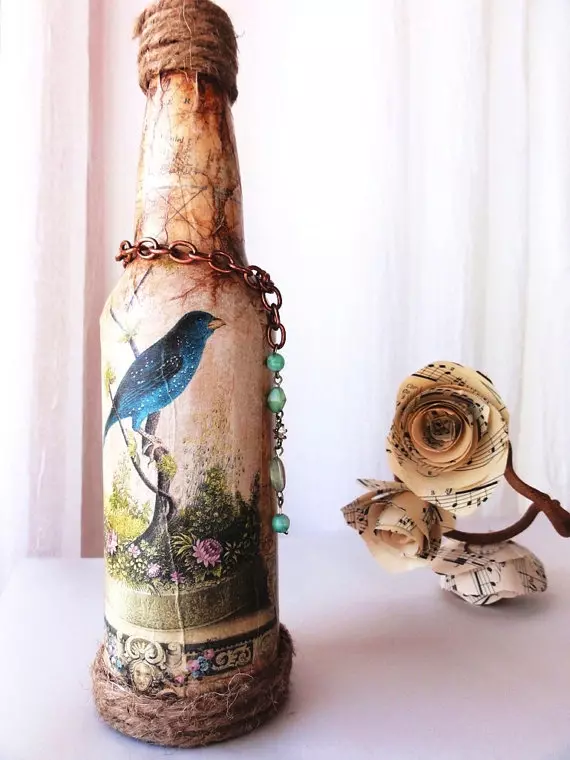 Poteli Decoupage (72 Lluniau): Addurno papur toiled a chregyn wyau gyda'ch dwylo eich hun, dosbarth meistr ar boteli decoupage cyfeintiol i ddynion ar 23 Chwefror, addurno gyda Shebbi-Chic 19088_30