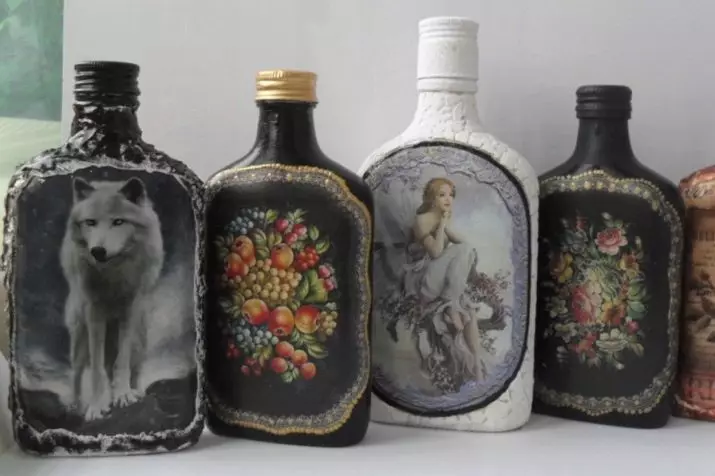 Botellas de decoupage (72 fotos): decoración de papel hixiénico e cunchas de ovo coas súas propias mans, clase mestra sobre botellas de decoupage volumétricas para homes o 23 de febreiro, decoración con shebbi-chic 19088_34