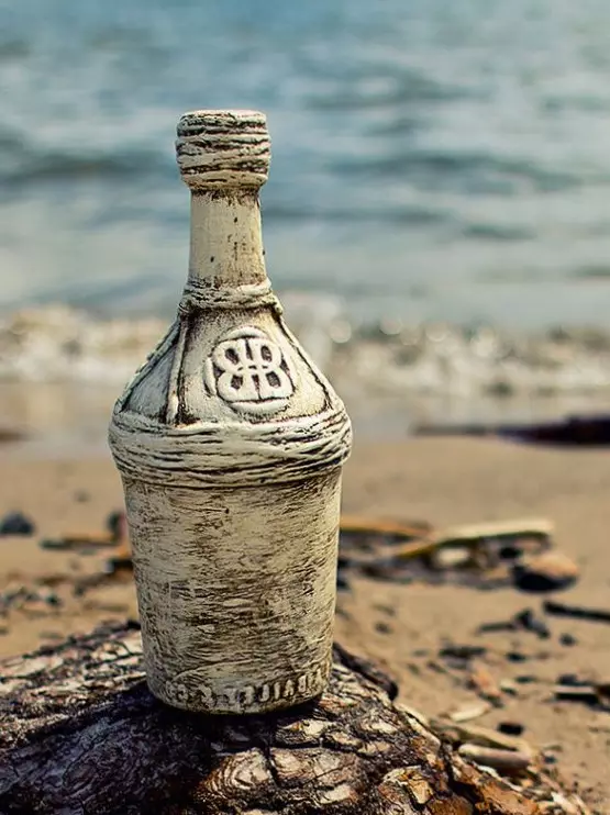 Botellas de decoupage (72 fotos): decoración de papel hixiénico e cunchas de ovo coas súas propias mans, clase mestra sobre botellas de decoupage volumétricas para homes o 23 de febreiro, decoración con shebbi-chic 19088_37