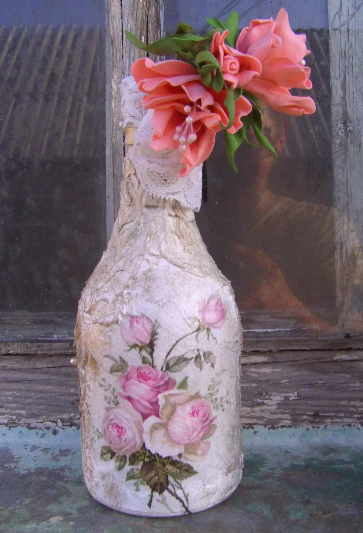 botellas decoupage (72 fotos): Decoración de papel higiénico y las cáscaras de huevo con sus propias manos, la clase principal en botellas decoupage volumétricos para los hombres el 23 de febrero, la decoración con Shebbi-chic 19088_55