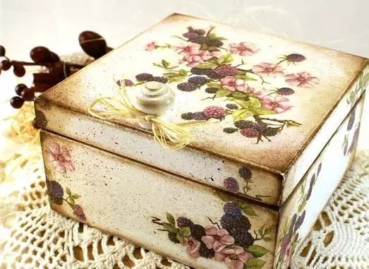 Foegje flessen (72 foto's oan: Dekoraasje fan húskepapier en aai-skelpen mei jo eigen hannen, mastersklasse op volumetryske decoupage foar manlju foar manlju op 23 febrewaris decorating mei Shebbi-chic 19088_6