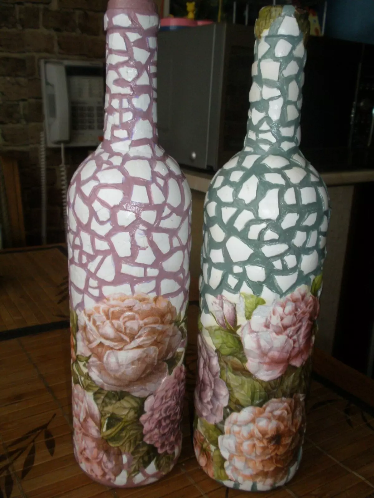 botellas decoupage (72 fotos): Decoración de papel higiénico y las cáscaras de huevo con sus propias manos, la clase principal en botellas decoupage volumétricos para los hombres el 23 de febrero, la decoración con Shebbi-chic 19088_72