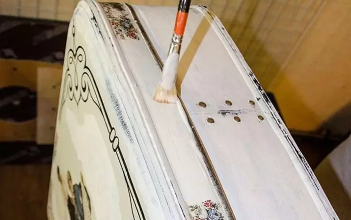 Decoupage matkalaukku (25 kuvaa): Praased Master -luokka vanhan matkalaukun decoupage Provence-tyylissä ja Vintage 19089_18