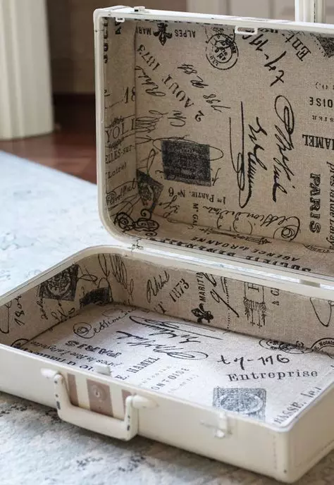 Decoupage suitcase (25 فوٽن): ڊمانڊ رکن ٿا طبقي جي هڪ پراڻي suitcase جي decoupage تي Provence جو انداز ۽ پراڻي دور ۾ 19089_24