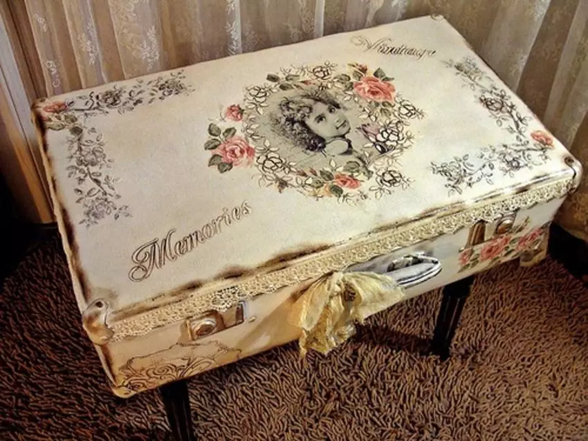 Decoupage βαλίτσα (25 φωτογραφίες): Σταδιακή master class για decoupage ένα παλιό βαλίτσα στην Προβηγκία στυλ και Vintage 19089_7