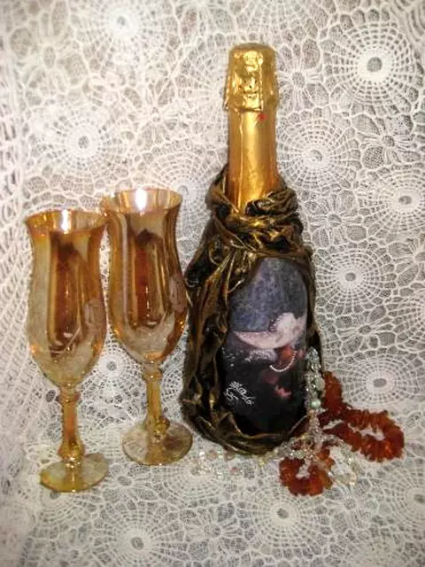 Decoupage šampanského fľaše (42 fotografií): nápady 8. marca a na narodeniny žien, master triedy na decoupage s vlastnými rukami 19090_35