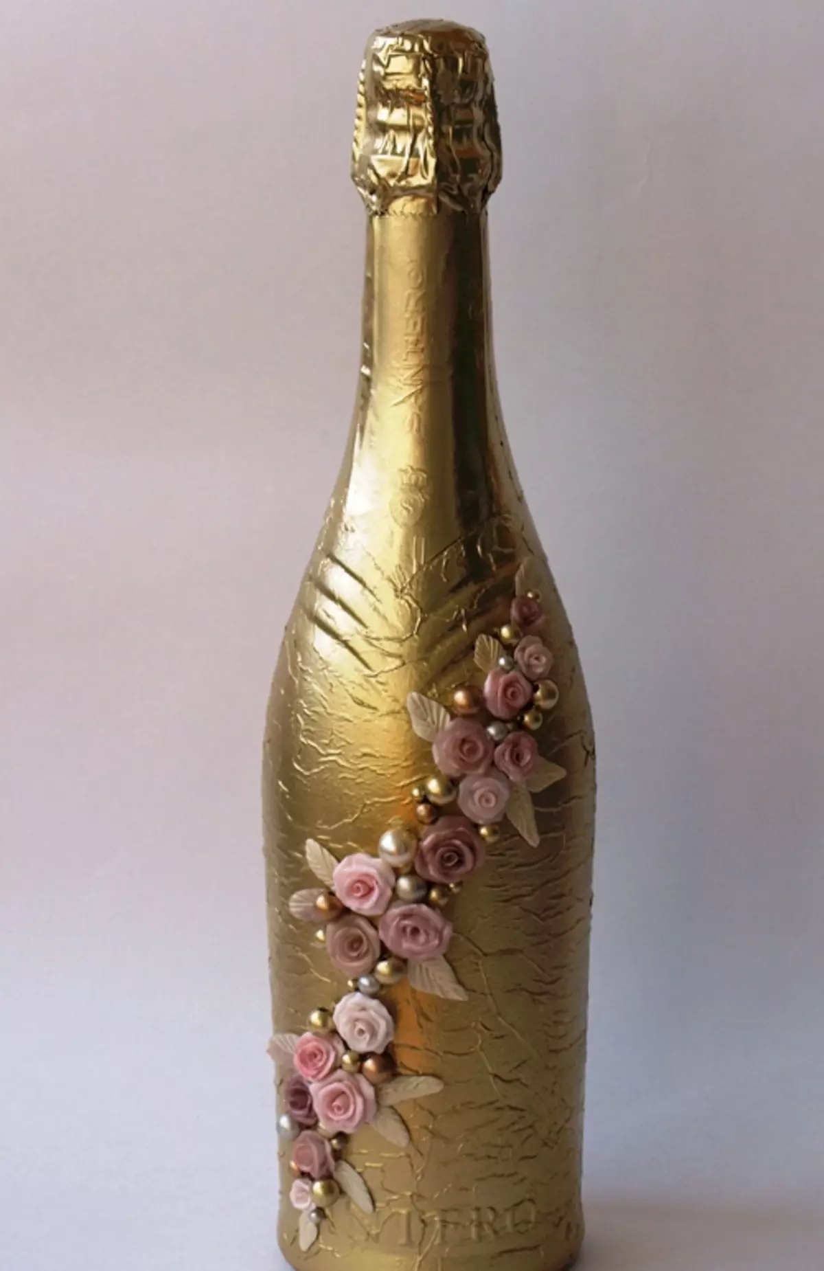 Decoupage of champagne ຂວດ (42 ຮູບ): ແນວຄວາມຄິດໃນວັນທີ 8 ມີນາແລະວັນເກີດຂອງແມ່ຍິງ, ແມ່ບົດຮຽນໃນມືຂອງຕົນເອງ 19090_36
