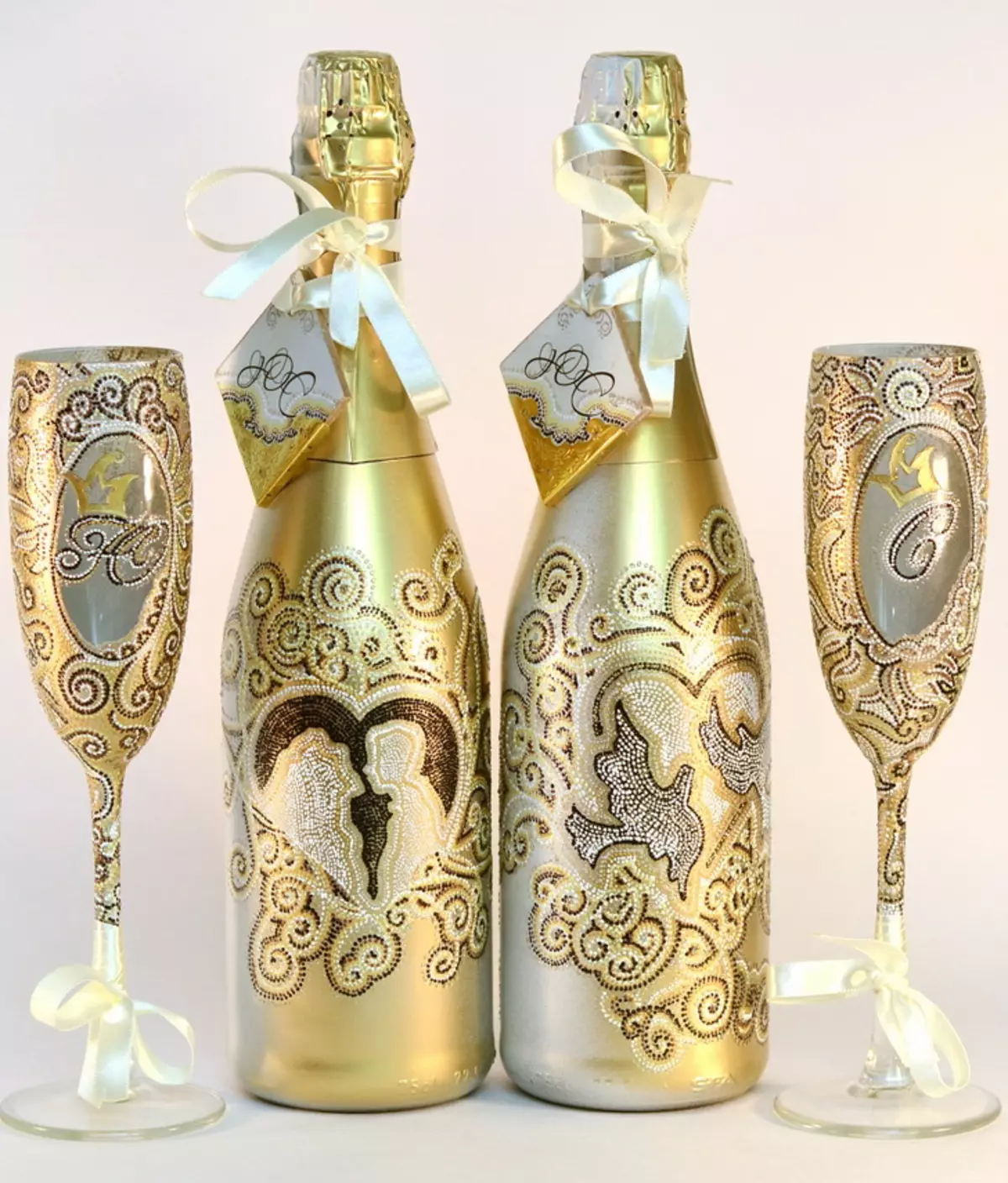 Decoupage of champagne ຂວດ (42 ຮູບ): ແນວຄວາມຄິດໃນວັນທີ 8 ມີນາແລະວັນເກີດຂອງແມ່ຍິງ, ແມ່ບົດຮຽນໃນມືຂອງຕົນເອງ 19090_41