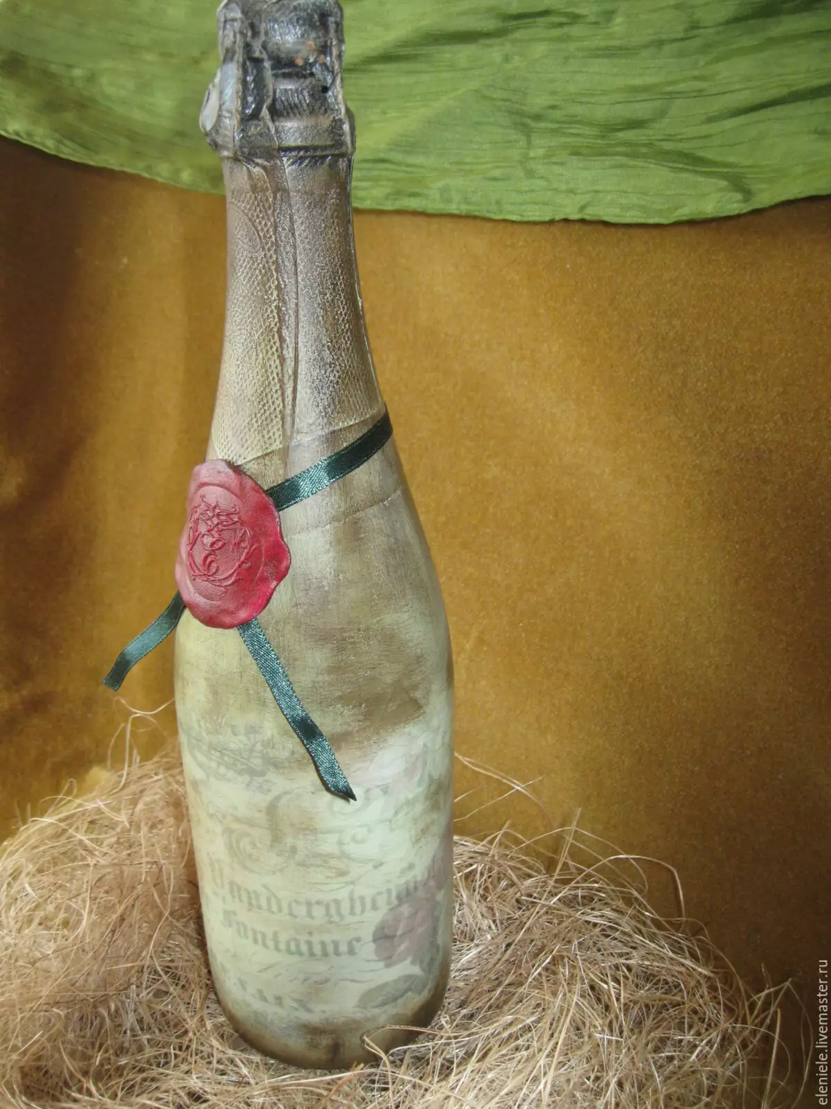 Decoupage šampanského fľaše (42 fotografií): nápady 8. marca a na narodeniny žien, master triedy na decoupage s vlastnými rukami 19090_6