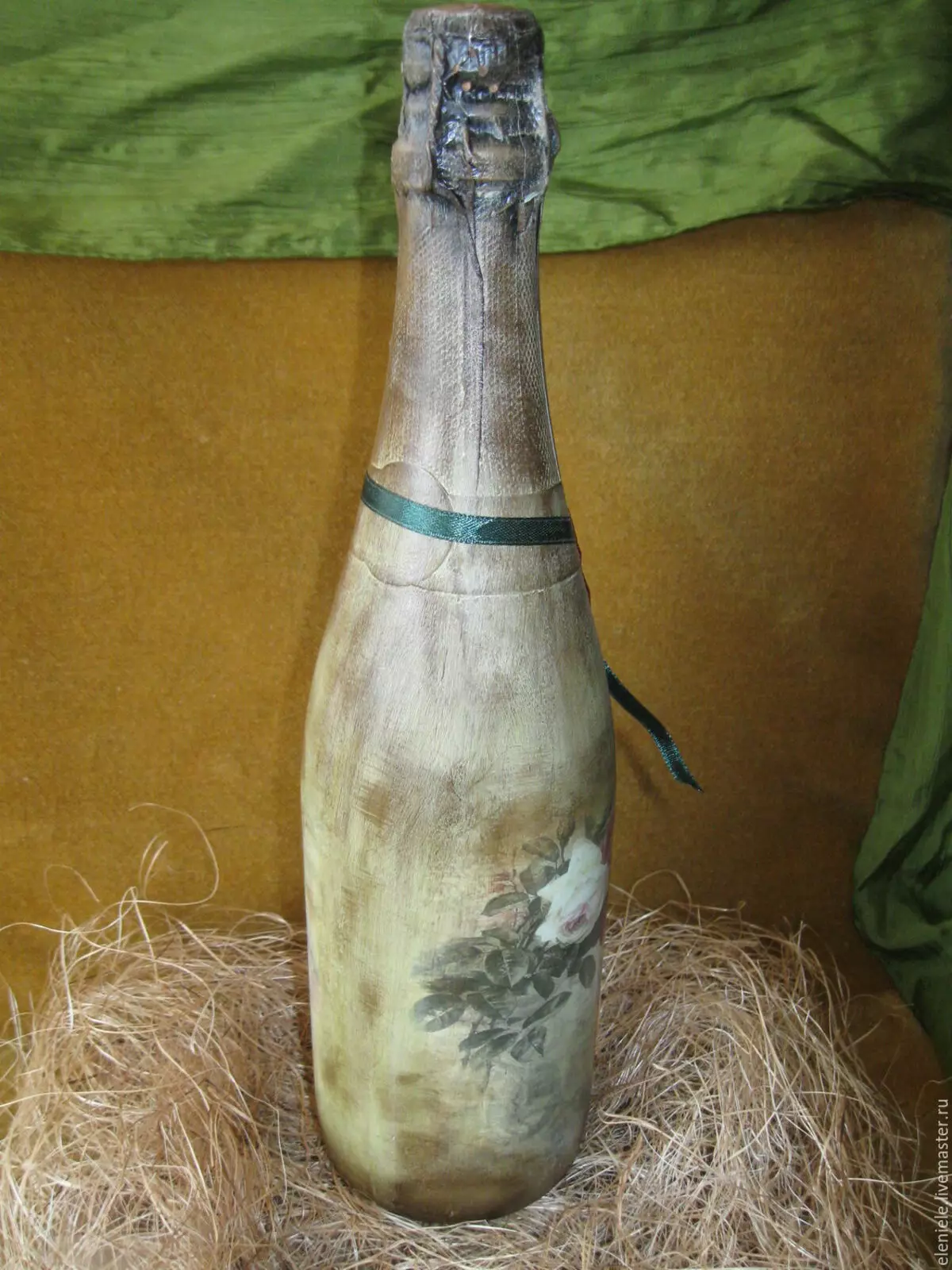 Decoupage champagne boce (42 fotografije): ideje 8. ožujka i na rođendan žena, majstorsku klasu na dekopupu s vlastitim rukama 19090_7