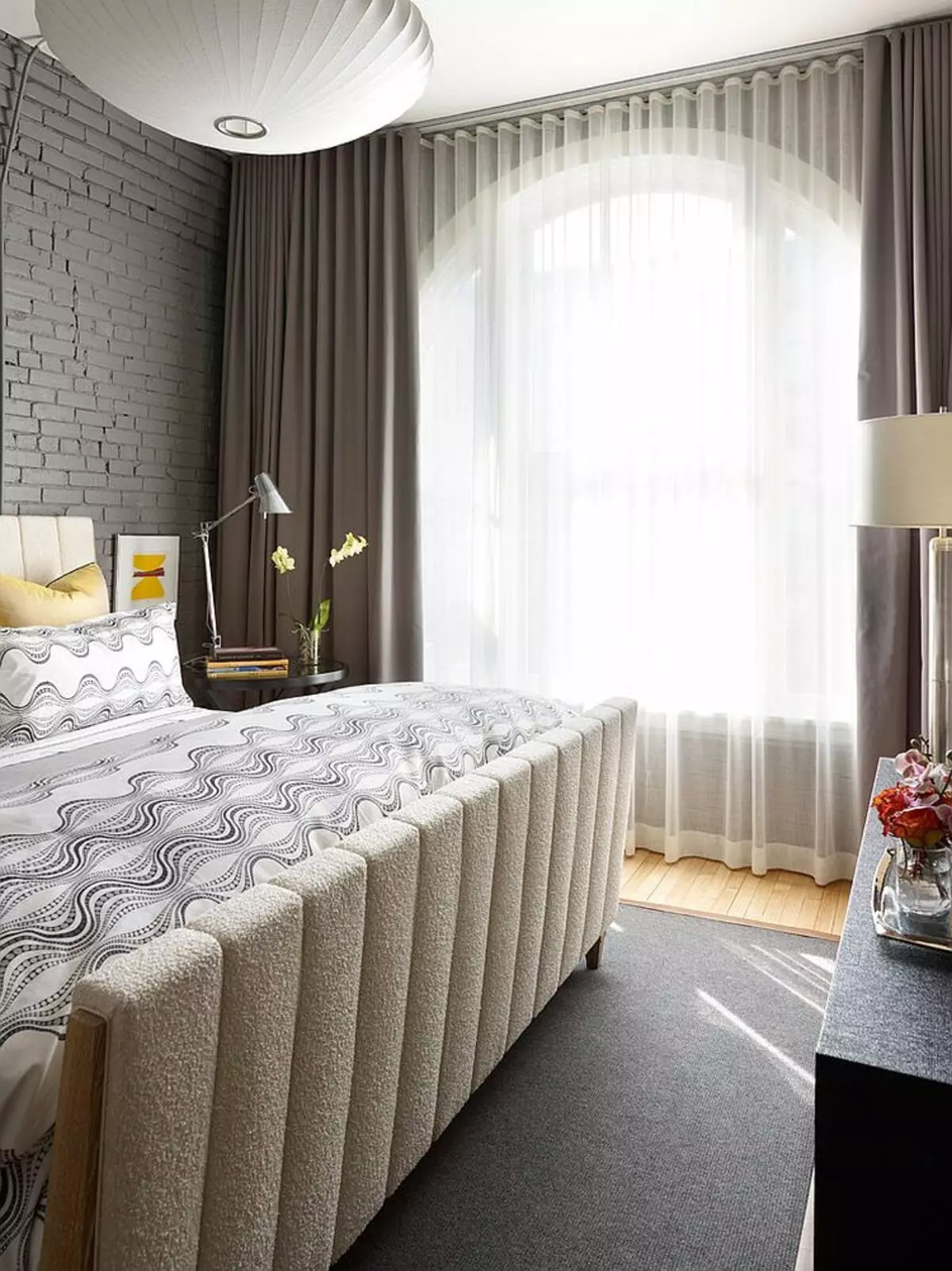 ベッドルームのデザイン（183枚の写真）：アパートでベッドルームのインテリアデザインのアイデア、シックな排他的なデザインプロジェクト。テキスタイルや珍しいアクセサリー付きベッドルームを飾るためにどのように？ 190_156