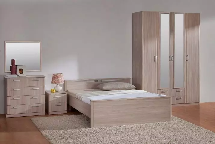 बेडरूम डिझाइन (183 फोटो): अपार्टमेंटमध्ये बेडरूमच्या अंतर्गत डिझाइनची कल्पना, ठळक डिझाइन प्रकल्प. कापड आणि असामान्य उपकरणे सह स्लीपिंग रूम सजवण्यासाठी कसे? 190_159