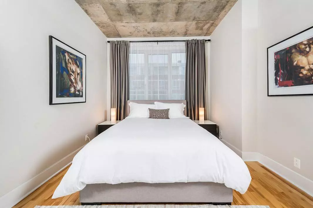 Dizajn spavaće sobe (183 fotografije): ideje dizajna enterijera spavaće sobe u stanu, šik ekskluzivni projekti dizajna. Kako ukrasiti spavaću sobu s tekstilom i neobičnim dodacima? 190_165
