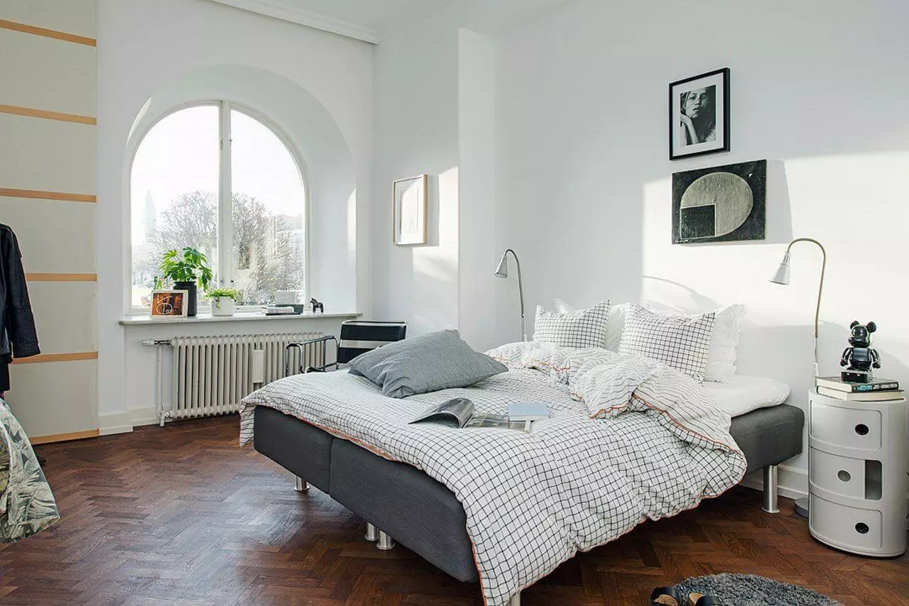 Dizajni i dhomës së gjumit (183 foto): Idetë e dizajnit të brendshëm të dhomës së gjumit në apartament, projekte të dizajnit ekskluziv elegant. Si të dekoroj një dhomë gjumi me tekstile dhe pajisje të pazakonta? 190_53