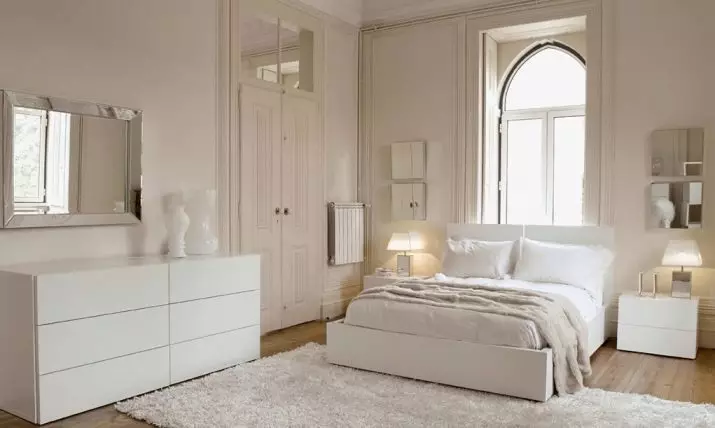 Dizajn spavaće sobe (183 fotografije): ideje unutarnjeg dizajna spavaće sobe u apartmanu, šik ekskluzivni projekti projekti. Kako ukrasiti spavaću sobu s tekstilom i neobičnim priborom? 190_61