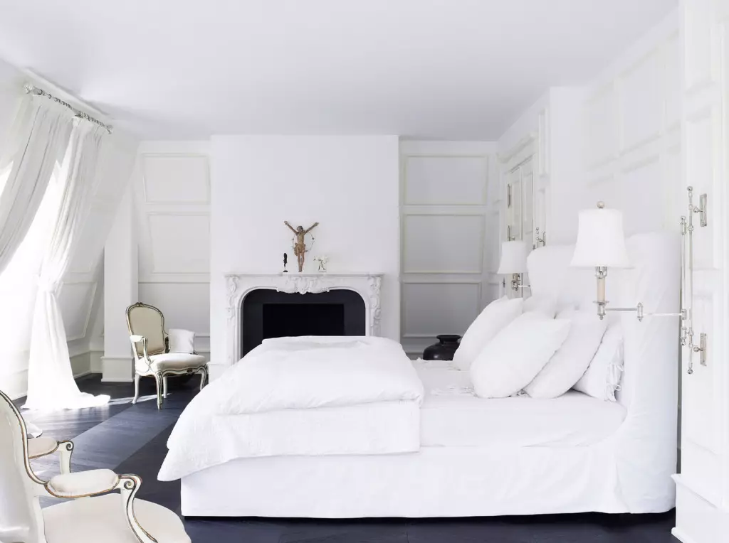 Dizajn spavaće sobe (183 fotografije): ideje unutarnjeg dizajna spavaće sobe u apartmanu, šik ekskluzivni projekti projekti. Kako ukrasiti spavaću sobu s tekstilom i neobičnim priborom? 190_64