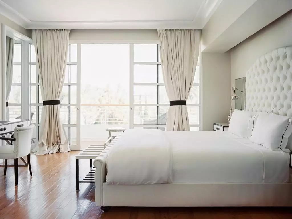 Dizajni i dhomës së gjumit (183 foto): Idetë e dizajnit të brendshëm të dhomës së gjumit në apartament, projekte të dizajnit ekskluziv elegant. Si të dekoroj një dhomë gjumi me tekstile dhe pajisje të pazakonta? 190_65