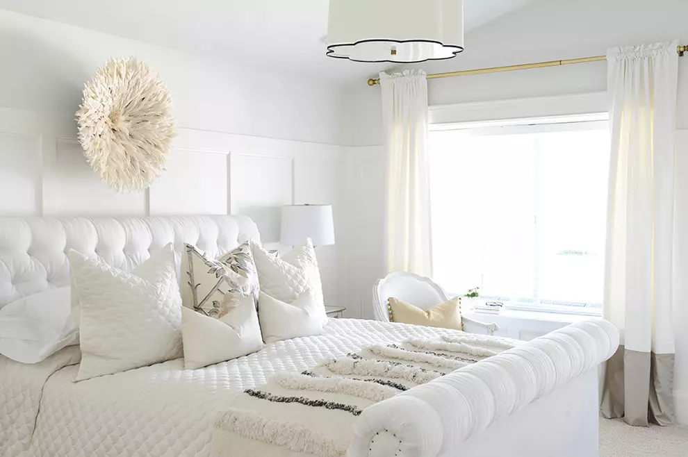 Dizajni i dhomës së gjumit (183 foto): Idetë e dizajnit të brendshëm të dhomës së gjumit në apartament, projekte të dizajnit ekskluziv elegant. Si të dekoroj një dhomë gjumi me tekstile dhe pajisje të pazakonta? 190_68