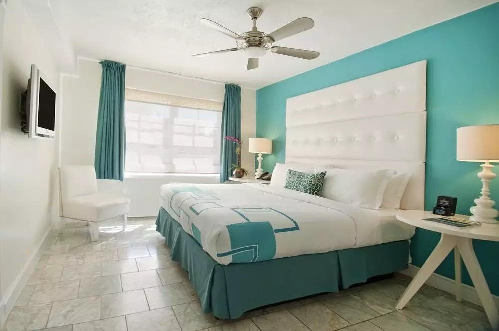 ベッドルームのデザイン（183枚の写真）：アパートでベッドルームのインテリアデザインのアイデア、シックな排他的なデザインプロジェクト。テキスタイルや珍しいアクセサリー付きベッドルームを飾るためにどのように？ 190_85
