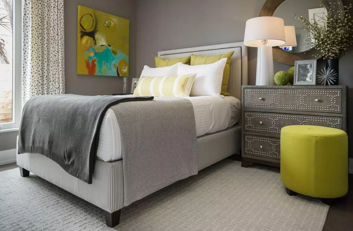 Guļamistabas dizains (183 fotogrāfijas): Guļamistabas interjera dizaina idejas dzīvoklī, šiks ekskluzīvi dizaina projekti. Kā izrotāt guļamistabu ar tekstilmateriāliem un neparastiem piederumiem? 190_95