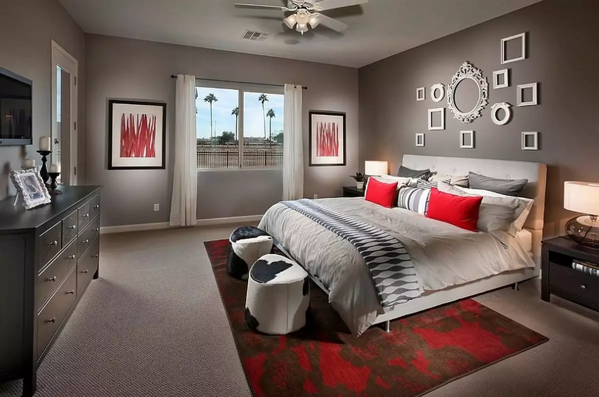 Dizajn spavaće sobe (183 fotografije): ideje unutarnjeg dizajna spavaće sobe u apartmanu, šik ekskluzivni projekti projekti. Kako ukrasiti spavaću sobu s tekstilom i neobičnim priborom? 190_98