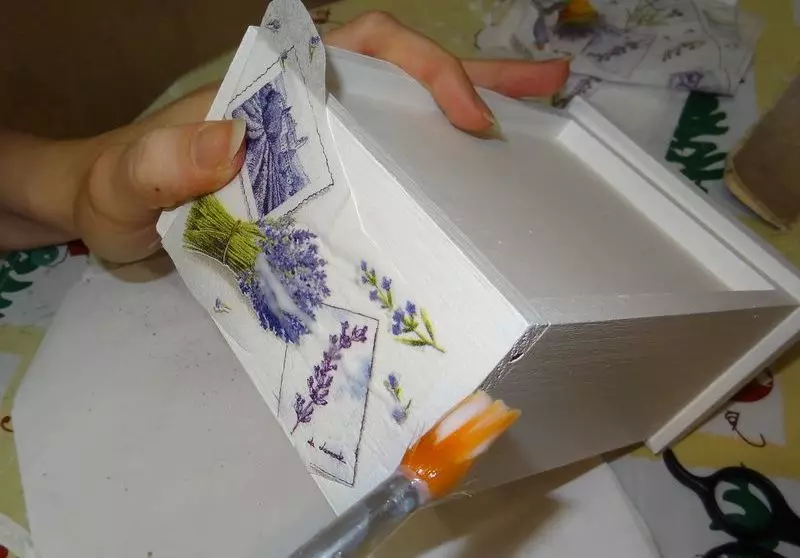 Decoupage van de borstkas (29 foto's): inrichting van een oude kist thuis in de stijl van de Provence, blanks voor decoupage met je eigen handen 19101_28