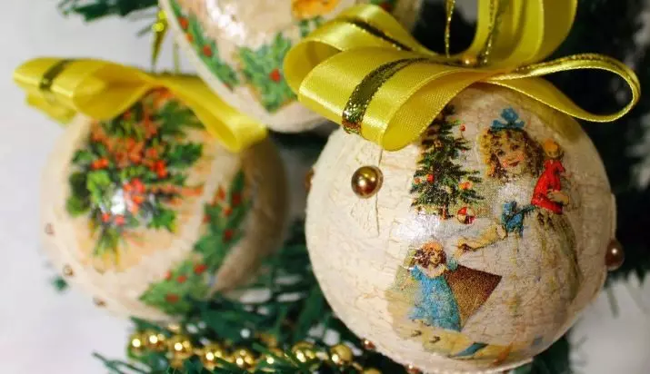Nyttårs decoupage: Ideer om å dekorere juleleker og gaver med egne hender 2021, dekorasjon av tallerkener og briller for det nye året i teknikken for decoupage 19103_26