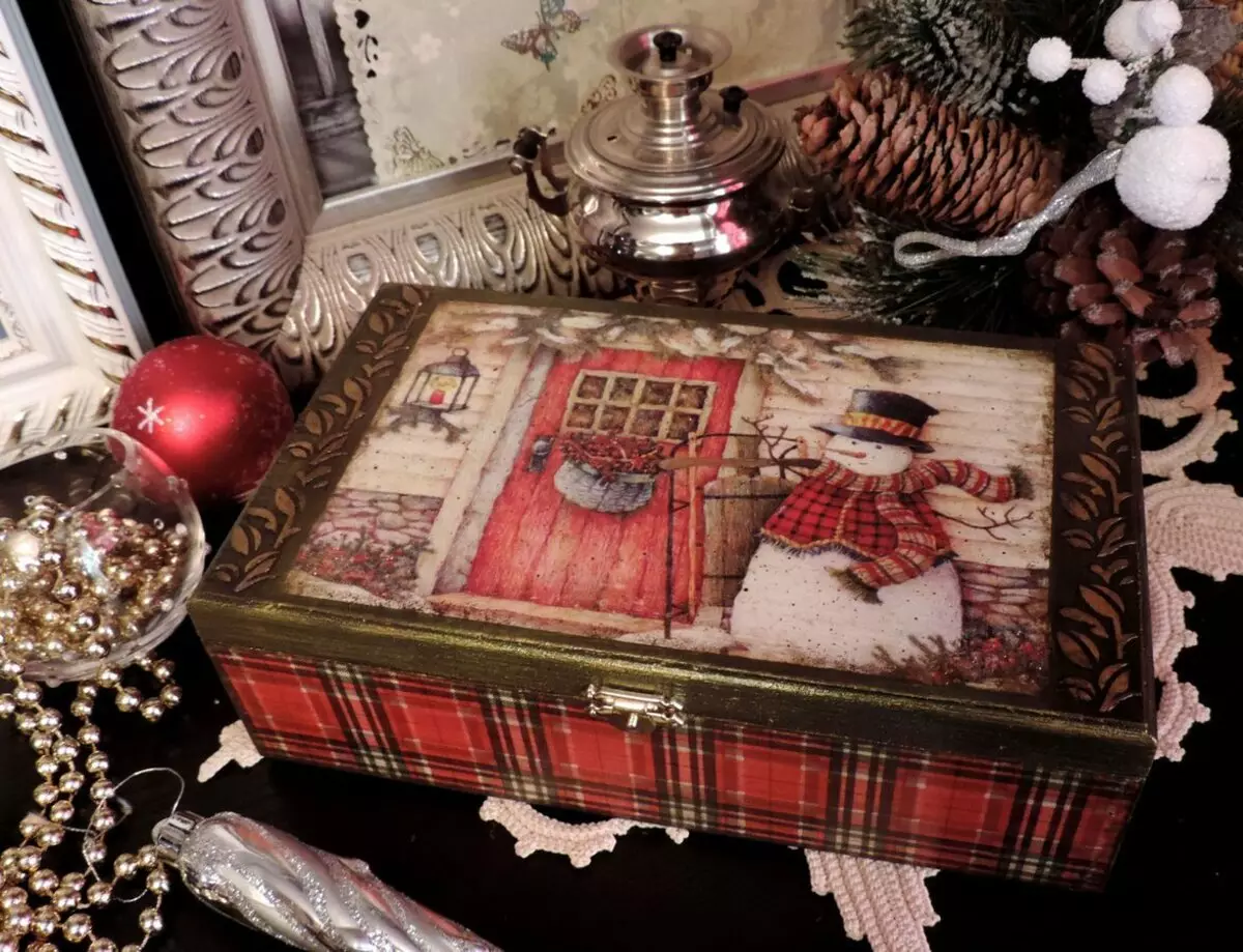 Decoupage d'Any Nou: idees de decoració de joguines i regals de Nadal amb les seves pròpies mans 2021, decoració de plaques i ulleres per al nou any en la tècnica de Decoupage 19103_37