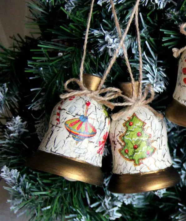 Yılbaşı Dekupajı: Noel oyuncakları ve hediyeler dekorasyon fikirleri 2021, OCOupage tekniğinde yeni yıl için plakaların ve camların dekorasyonu 19103_44