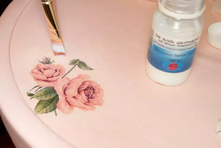 Decoupage trên cây (32 ảnh): Kỹ thuật decoupage cho người mới bắt đầu từng bước từ Napkins. Làm thế nào để tạo một decoupage từ hình ảnh trên một bề mặt gỗ? 19106_22