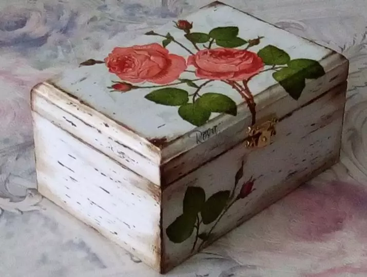 Decoupage on ხე (32 ფოტო): Decoupage ტექნიკა დამწყებთათვის ნაბიჯ ნაბიჯ საწყისი napkins. როგორ გააკეთოთ decoupage ფოტოები ხის ზედაპირზე? 19106_30