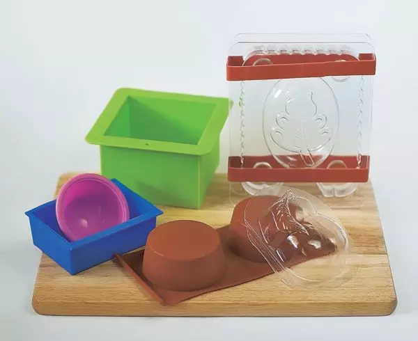 Moldes para xabóns: silicona, plástico e moldes de madeira para xabón artesanal. Como facer formas faino vostede mesmo en casa? 19109_3