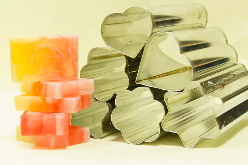 Moulds për soaps: silikoni, plastike dhe molds druri për sapun të punuar me dorë. Si të bëni forma të bëjë vetë në shtëpi? 19109_6