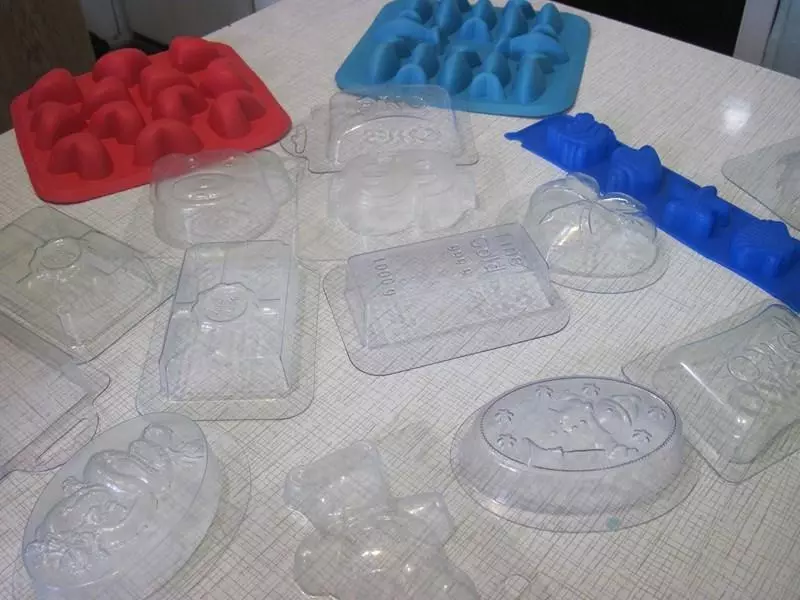 Formy pro mýdla: silikon, plastové a dřevěné formy pro ruční mýdlo. Jak udělat formuláře to sami doma? 19109_8
