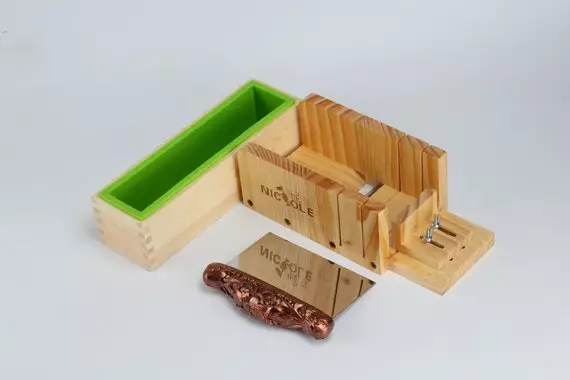 Калапи за сапуни: силиконски, пластични и дрвени калапи за рачно изработен сапун. Како да направите форми Дали тоа сами дома? 19109_9