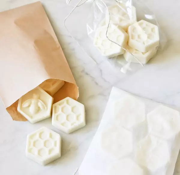 Рачно изработена сапунска амбалажа (17 фотографии): Опции за креирање на пакување со свои раце. Колку е убаво да се спакува сапун во хартија? 19119_3