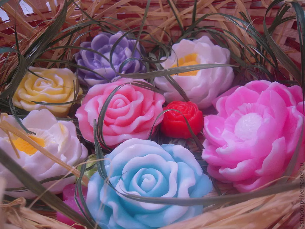 Comment faire des fleurs du savon le faire vous-même? 13 classe de master photo pour faire des fleurs de savon expansé, exemples de bouquets faits à la main dans une boîte ou un panier 19120_2