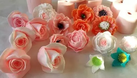 چگونه می توان گل ها را از صابون انجام داد؟ 13 عکس استاد کلاس برای ساخت گل از SOAP فوم، نمونه هایی از دسته های دست ساز در یک جعبه یا یک سبد 19120_3