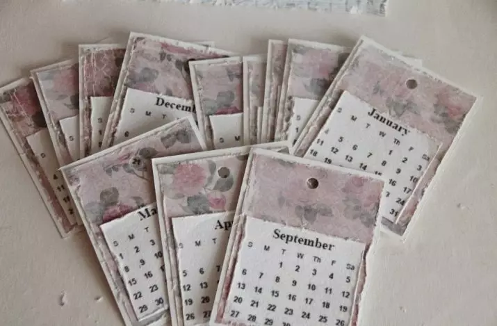 Kalender in Scrapbooking Technique: Ons maak 'n lessenaarskalender met u eie hande, meesterklas om 'n kabelkalender in die styl van scrapbooking te skep 19130_12