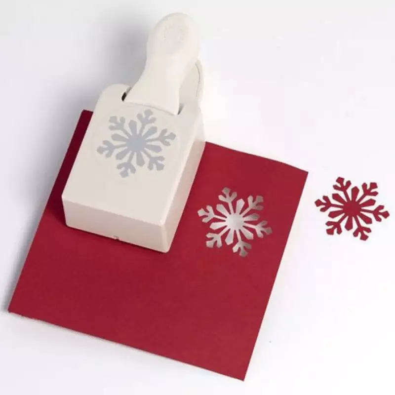 Kartu pos Tahun Baru dalam teknik Scrapbooking (22 foto): Gagasan untuk kartu pos untuk Tahun Baru dan Natal dalam teknik Scrapbooking, kartu pos sederhana untuk pemula dengan tangan mereka sendiri 19135_22
