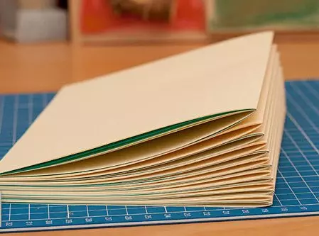 Notebook i scrapbooking teknik (26 billeder): Vi laver en dagbog med dine egne hænder, en mesterklasse på at skabe en svævefly til begyndere trin for trin 19152_12
