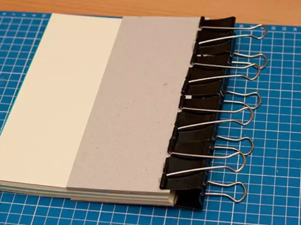 Notebook i scrapbooking teknik (26 billeder): Vi laver en dagbog med dine egne hænder, en mesterklasse på at skabe en svævefly til begyndere trin for trin 19152_13