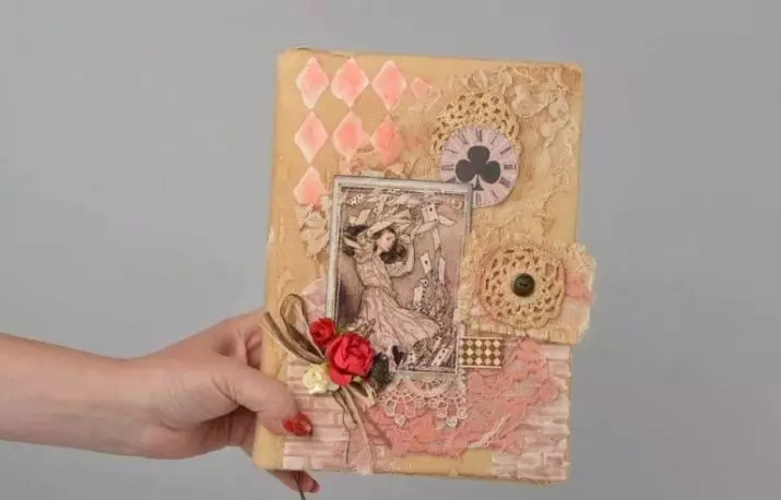 Ordinateur bloc-notes technique scrapbooking (26 photos): Nous faisons un journal avec vos propres mains, une classe de maître sur la création d'un planeur pour les débutants étape par étape 19152_24