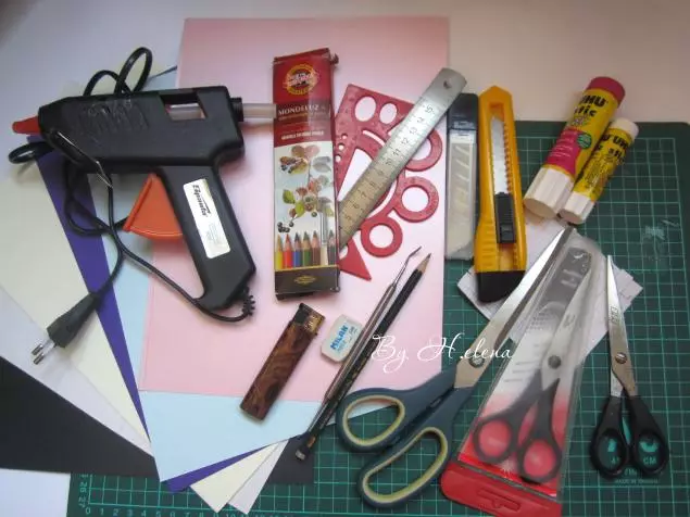 Ordinateur bloc-notes technique scrapbooking (26 photos): Nous faisons un journal avec vos propres mains, une classe de maître sur la création d'un planeur pour les débutants étape par étape 19152_6