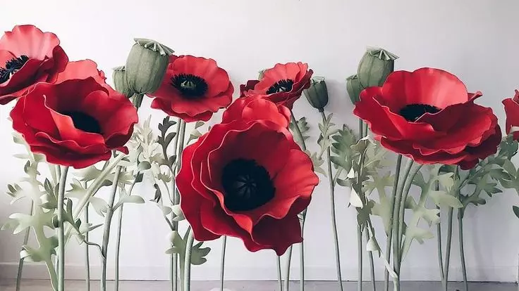 Ανάπτυξη λουλουδιών (45 φωτογραφίες): Πώς να το κάνετε μόνοι σας; Πλεονεκτήματα και μείους μεγάλων λουλουδιών από χαρτί, ύφασμα και σόλα. Εφαρμογή στο εσωτερικό 19163_4