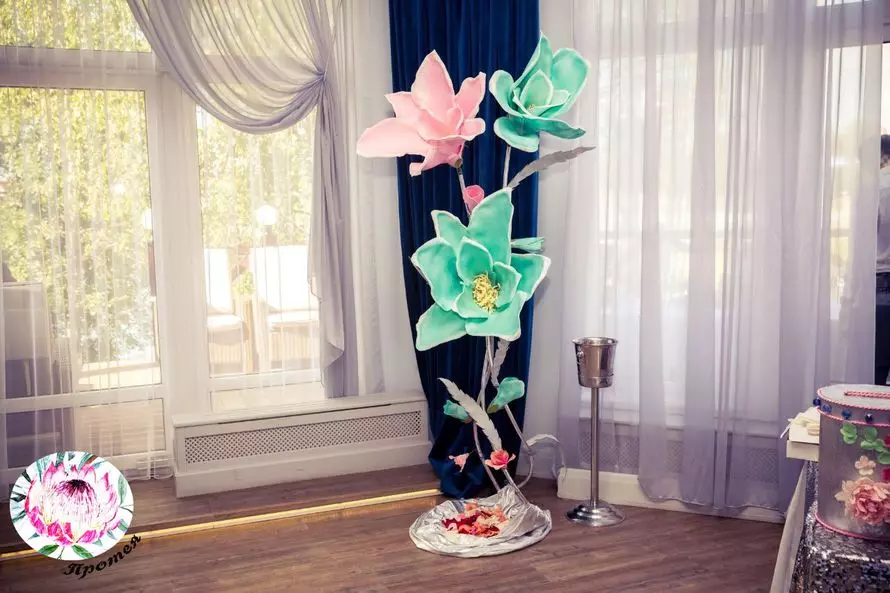 成長の花（45枚の写真）：どうやってそれを自分で作る？紙、布、インソールからの大きな花の長所とマイナス。インテリアのアプリケーション 19163_6