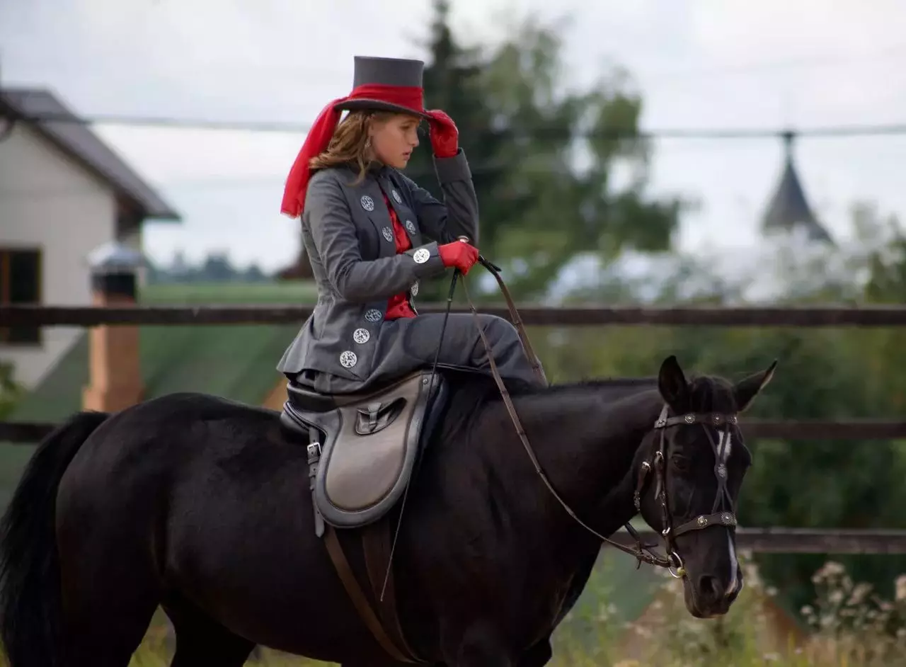 Ratsastusvaatteet: Outfit ratsastaja hevosella. Kuinka valita naispuolinen ratsastuspuku? 19173_22
